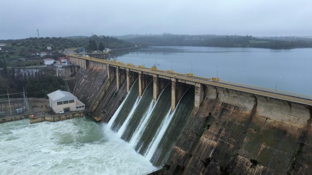 El embalse de La Serena, en Badajoz, el mayor de España, aliviando su carga de agua estos días.