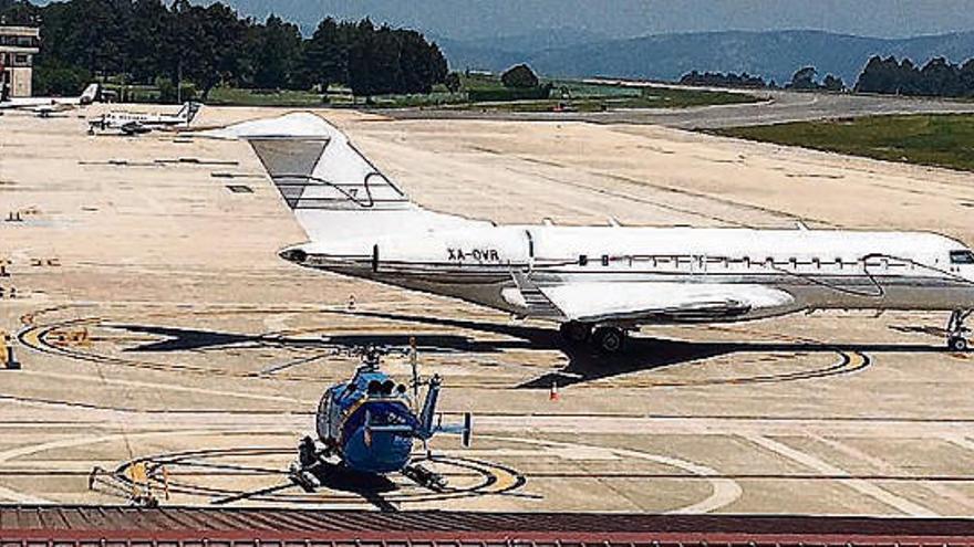 Un helicóptero y un &quot;jet&quot; estacionados en Peinador.  // FdV