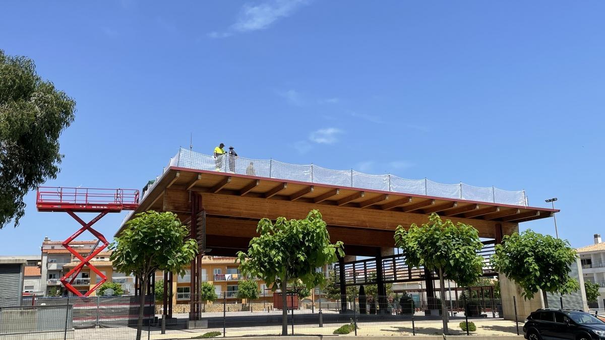 La col·locació de les plaques a plaça Catalunya.