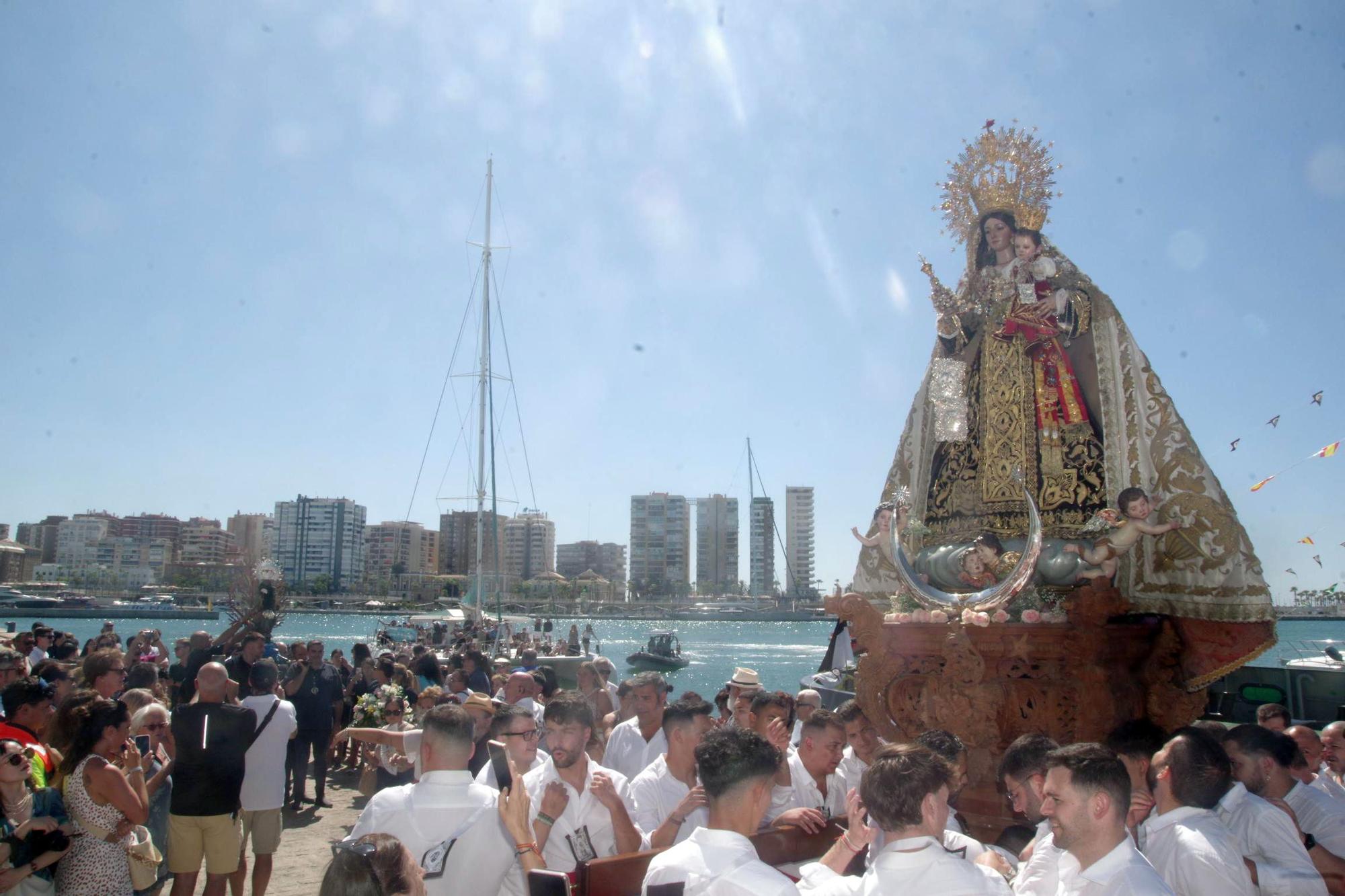 Encuentro en el Puerto de las vírgenes del Carmen de El Perchel y la de los submarinistas