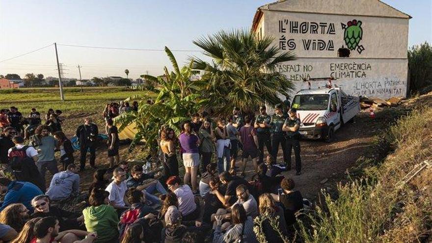 Decenas de activistas se plantan para salvar la huerta valenciana