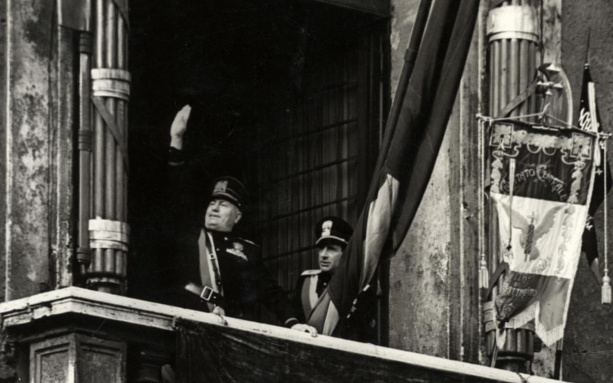 Mussolini saluda desde el balcón durante la Marcha sobre Roma.