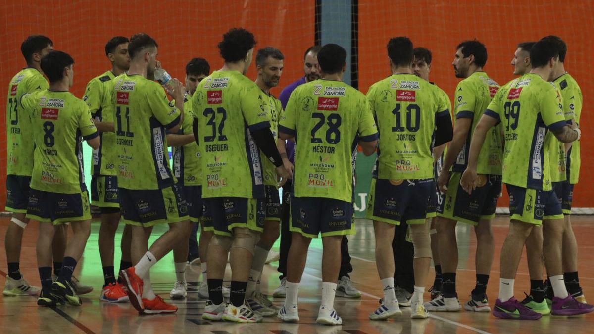 La plantilla del BM Caja Rural Zamora durante un tiempo muerto en un encuentro de liga. | ALBA PRIETO