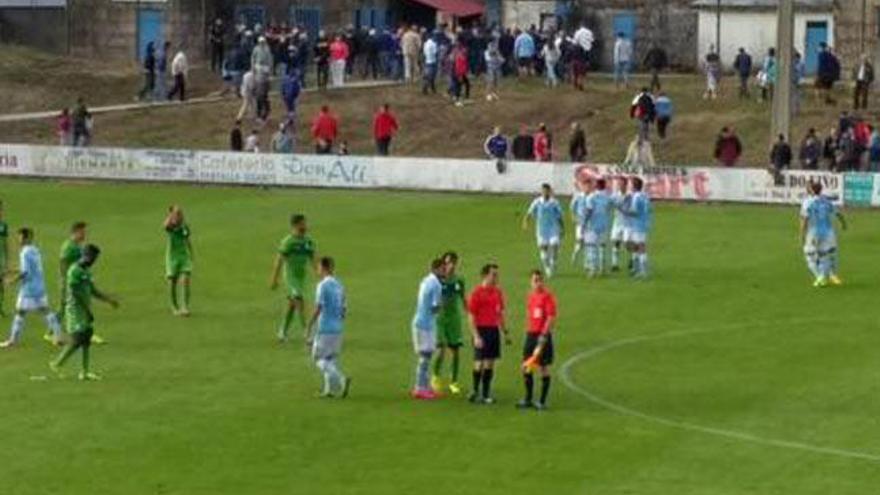 Jugadores del Celta B y Racing de Santander se saludan al término del partido. // @rccelta_oficial