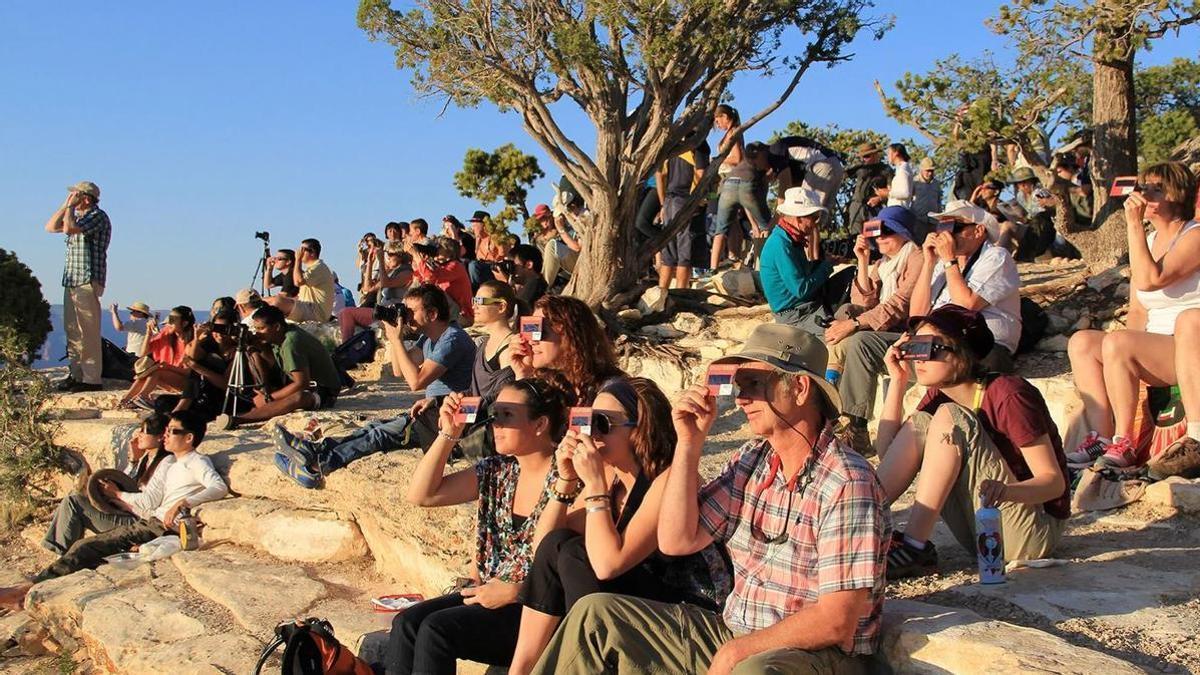 Esperando el eclipse.