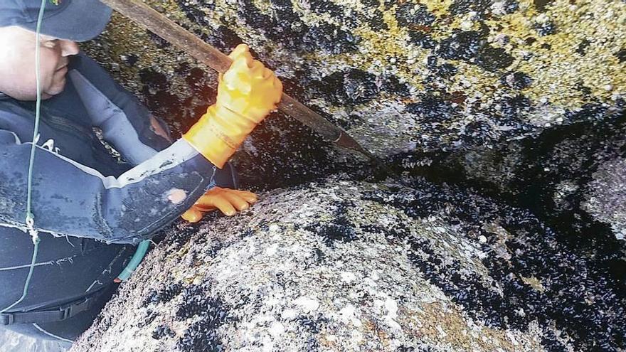 Percebeiros y bateeiros buscan sus productos entre las rocas del litoral más golpeadas por el mar. // FdV