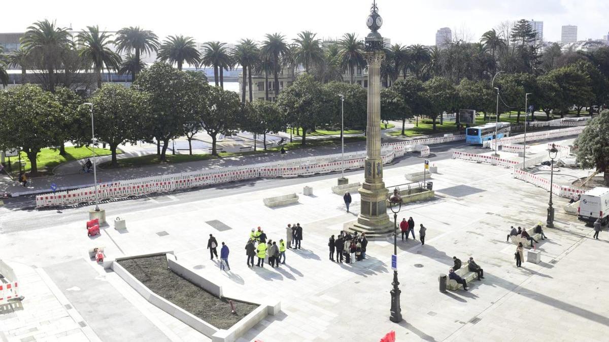 La alcaldesa de A Coruña, Inés Rey, supervisa las obras de los Cantones