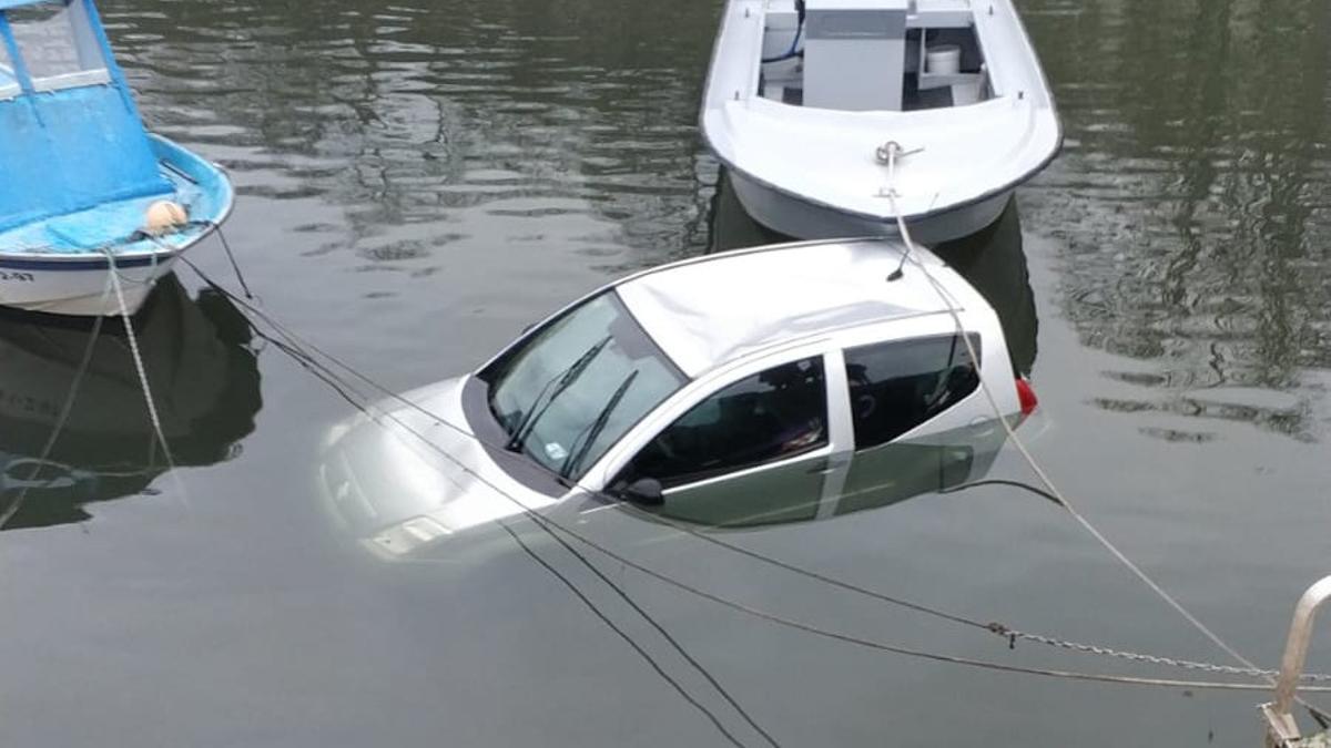 El coche caído al mar en Pontevedra.