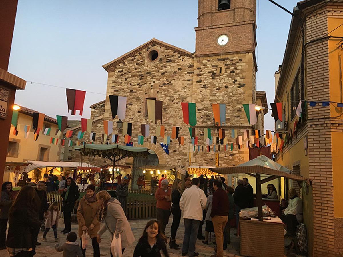 Plaza de la iglesia de Santo Toribio en Estercuel, Teruel, durante una celebración