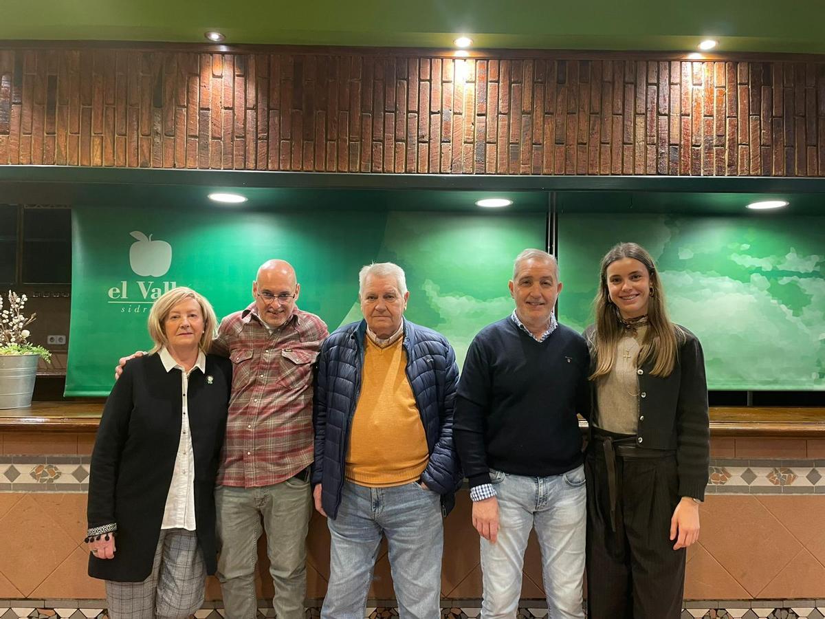 Por la izquierda, Carmen Flórez, Daniel Álvarez, Jose Álvarez, Fran Álvarez y Ana Álvarez posan en a despedida de la sidrería El Valle.