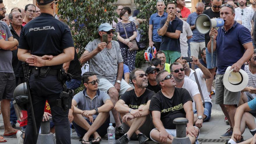 Un centenar de taxistas protestan ante la llegada de Ábalos