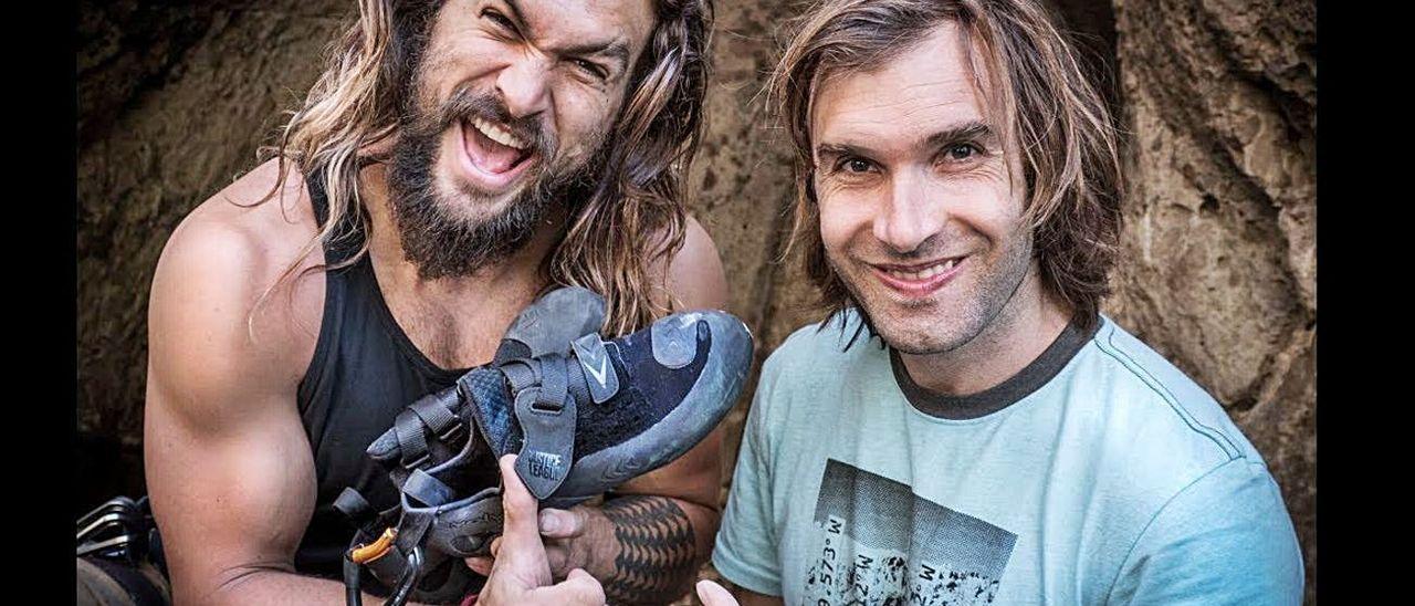 Jason Momoa posa juntoa Chris Sharma. YOUTUBE