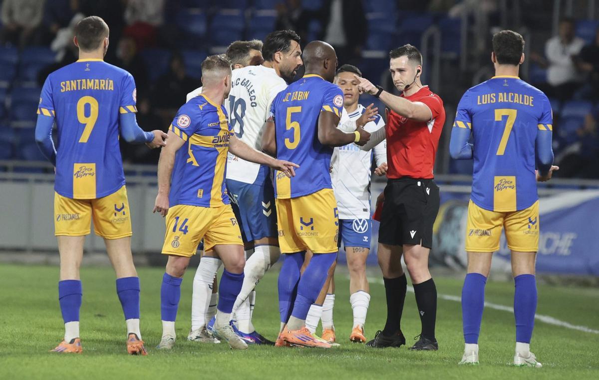 El colegiado Pol Arenas reafirma una de sus decisisiones en el Heliodoro Rodríguez López, el pasado viernes. | ÁREA 11