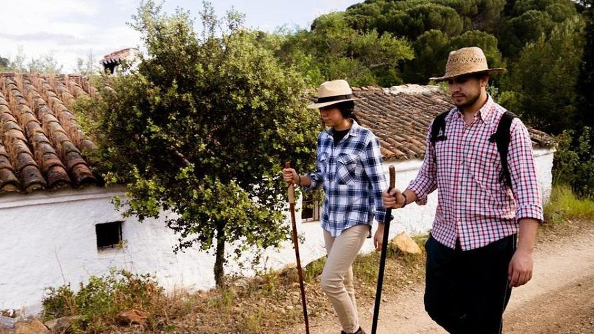 Dos turistas pasean en una localidad cordobesa, en una imagen de archivo.