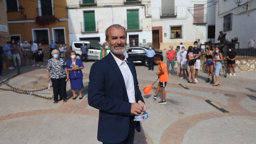 Bienvenido Mr. Fernando: Villafeliche recibe al doctor Simón entre aplausos y le condecora con dos premios