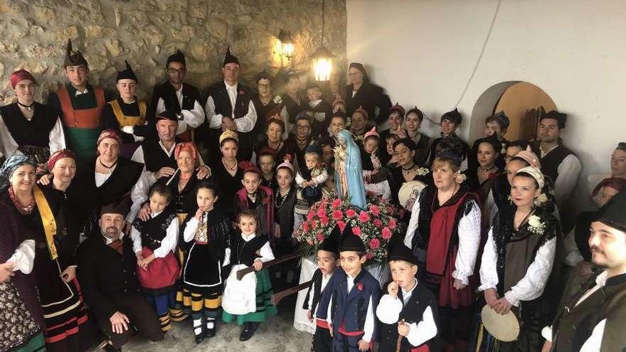 Aldeanas y porruanos alrededor de la imagen de la Virgen de Fátima, ayer, en la capila de Toriellu.