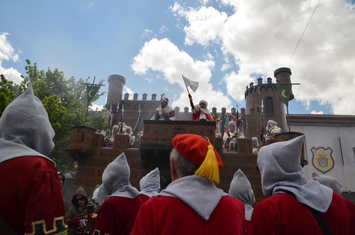 Moros y Cristianos de Petrer 2024: la Embajada de la cruz recupera la villa