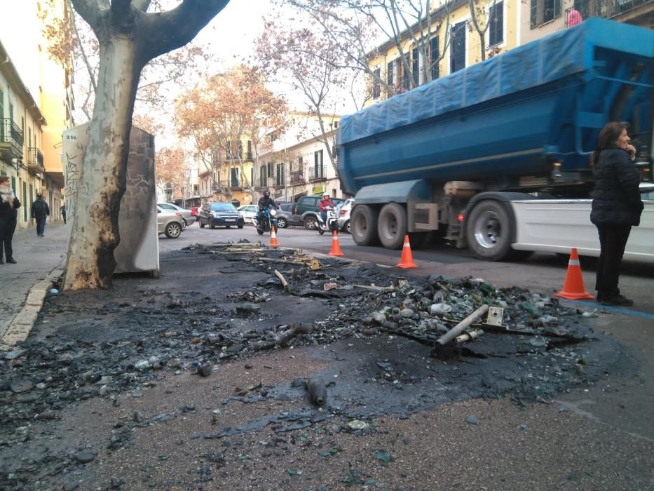 El pirómano vuelve a actuar y quema diez contenedores y destroza coches en Palma