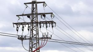 Archivo - Un poste eléctrico, a 14 de marzo de 2025, en Madrid (España).