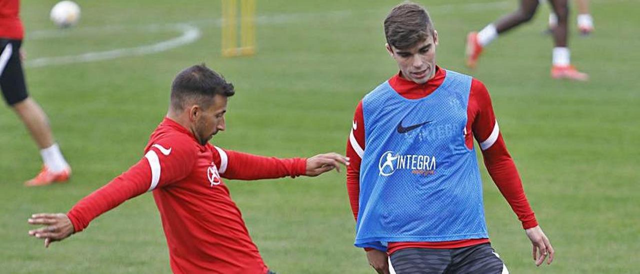 Pablo García da un pase frente a Aitor en el entrenamiento de ayer. | M. L.