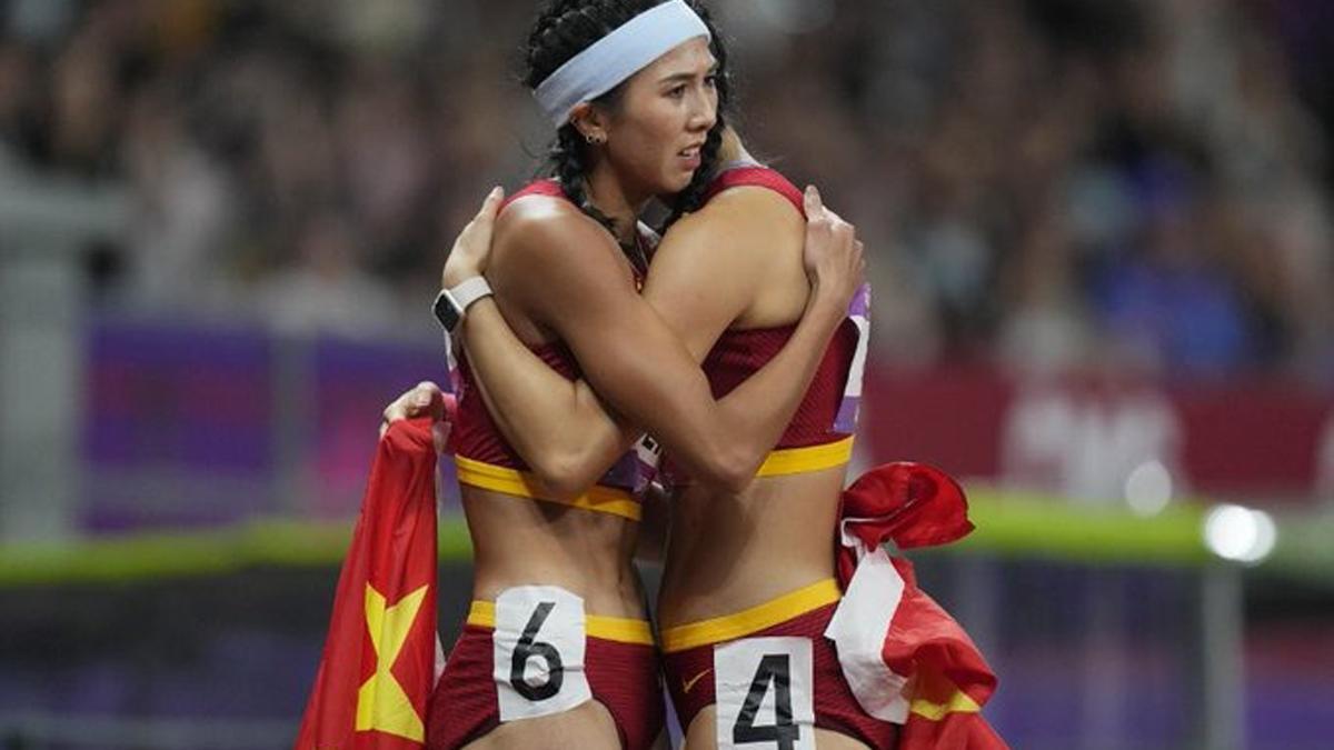 China censura esta foto de dos atletas abrazándose