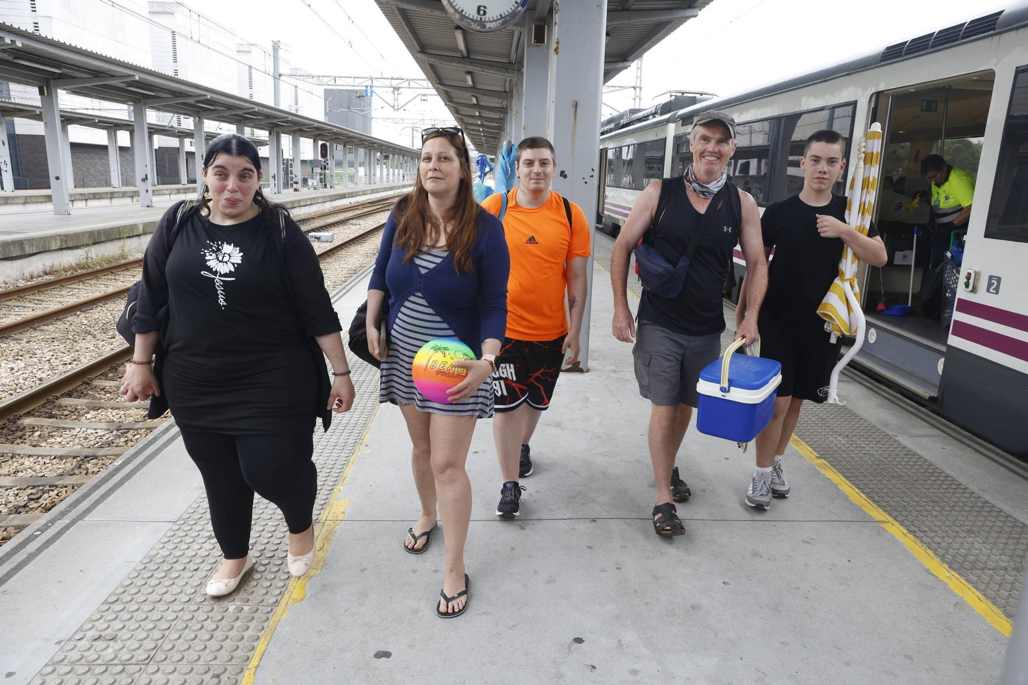 León estrena el tren playero para sofocar la ola de calor: &quot;Siempre venimos a la playa a Gijón&quot; (en imágenes)