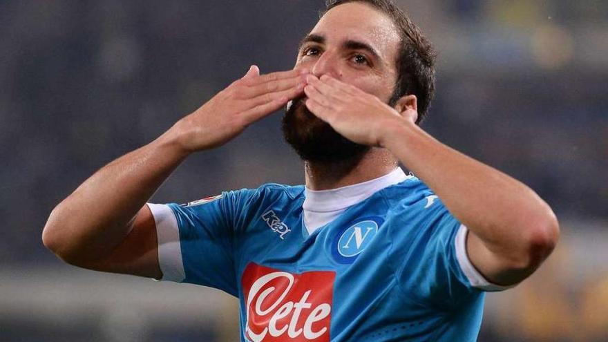 Gonzalo Higuaín celebra un gol con el Nápoles.