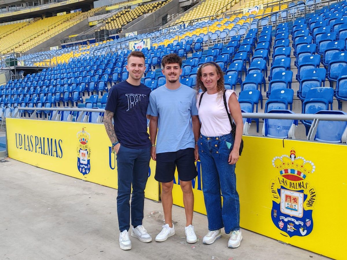 Zeben, en el centro, junto a su hermano Jacomar y su madre Arminda, en el Gran Canaria.