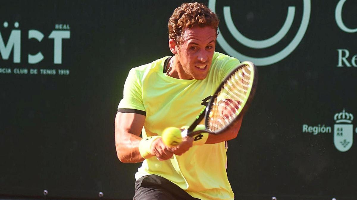 Roberto Carballés, en un golpe de revés ayer en su debut en el Murcia Club de Tenis. | ISRAEL SÁNCHEZ