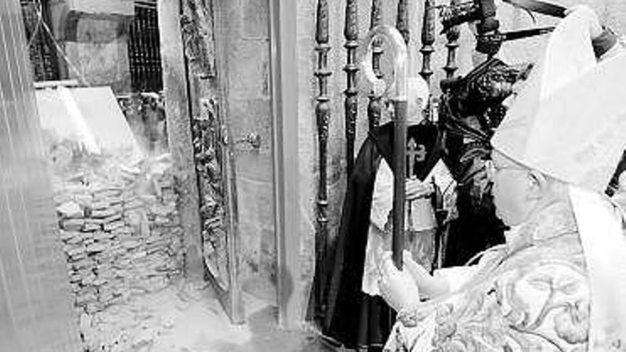 Julián Barrio, en la apertura de la puerta santa de la catedral compostelana.