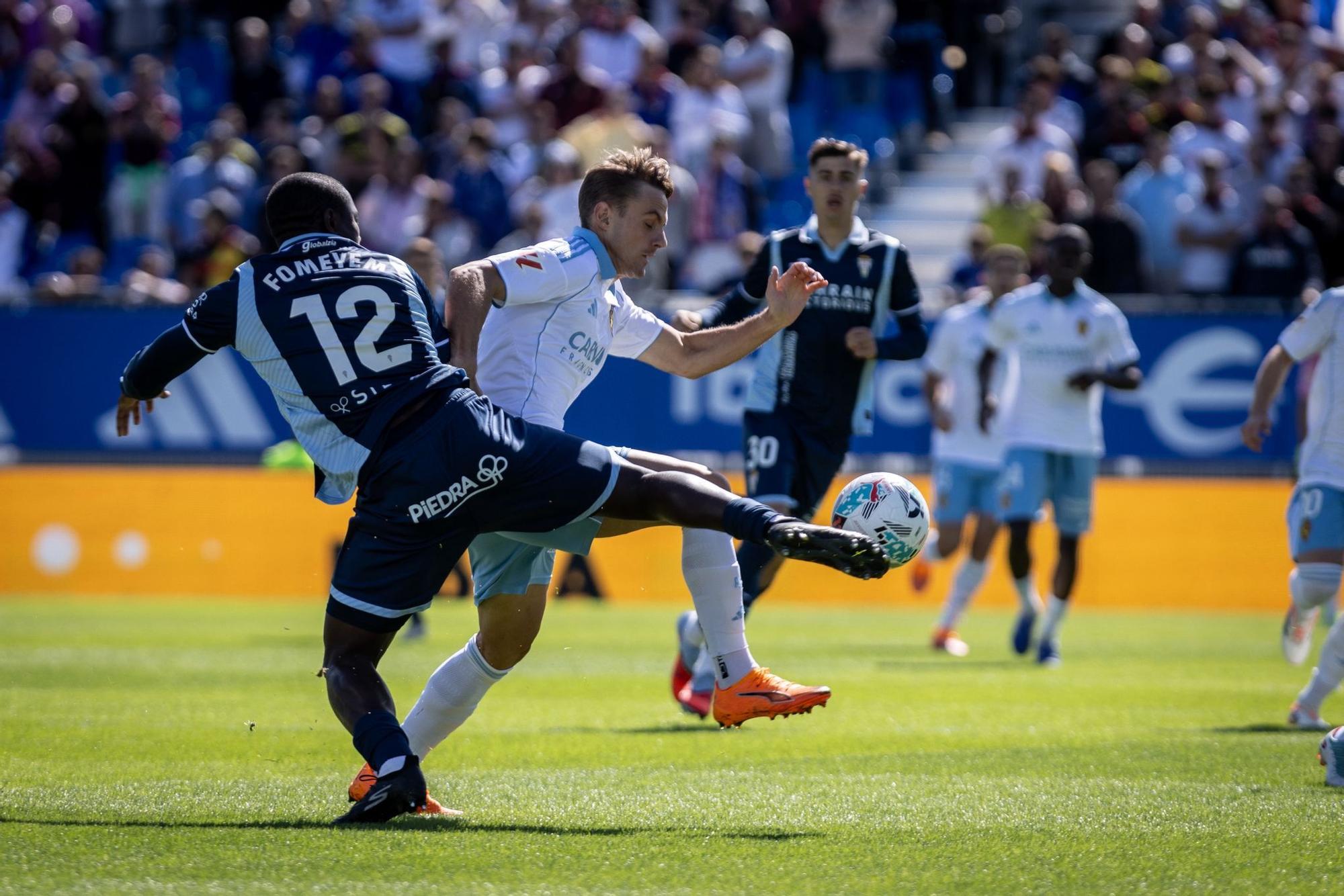 En imágenes | El Real Zaragoza buscar rendir tributo a las fiestas del Pilar en el Ibercaja Estadio