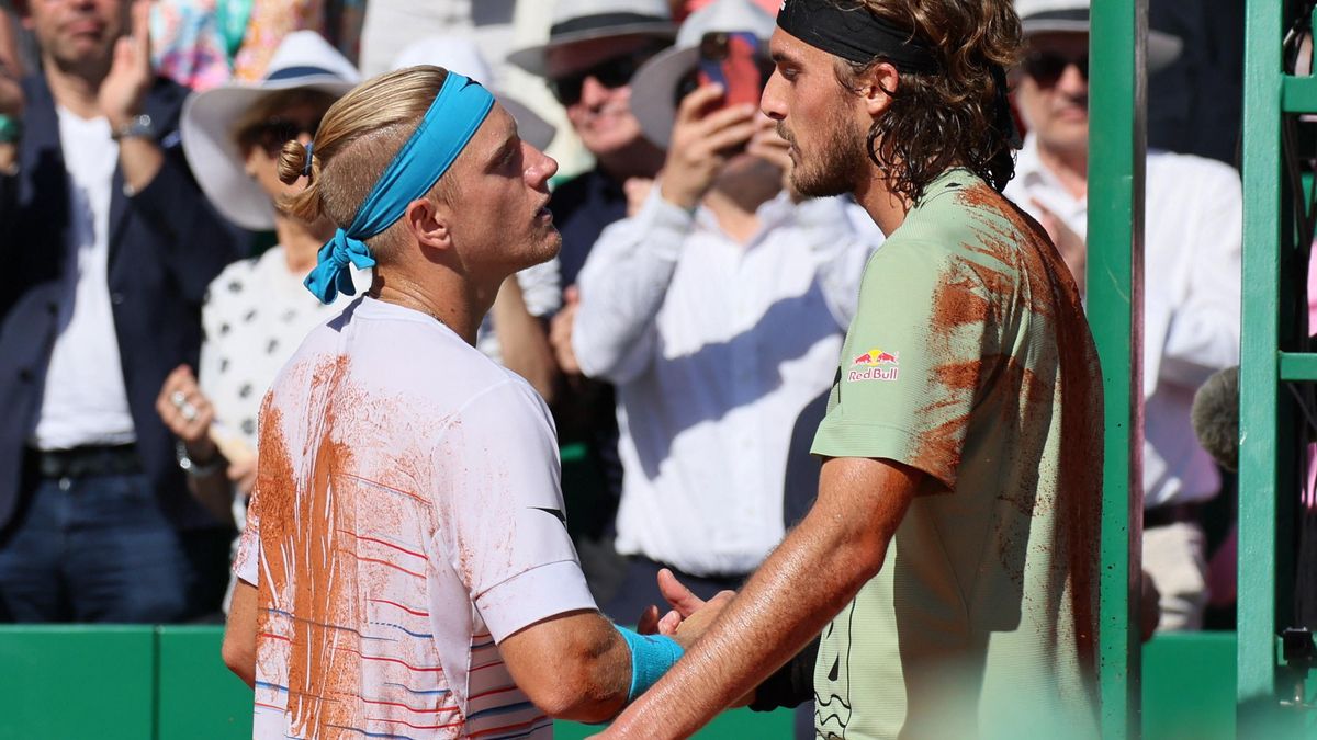 Davidovich y Tsitsipas se saludan a la conclusión de la final.