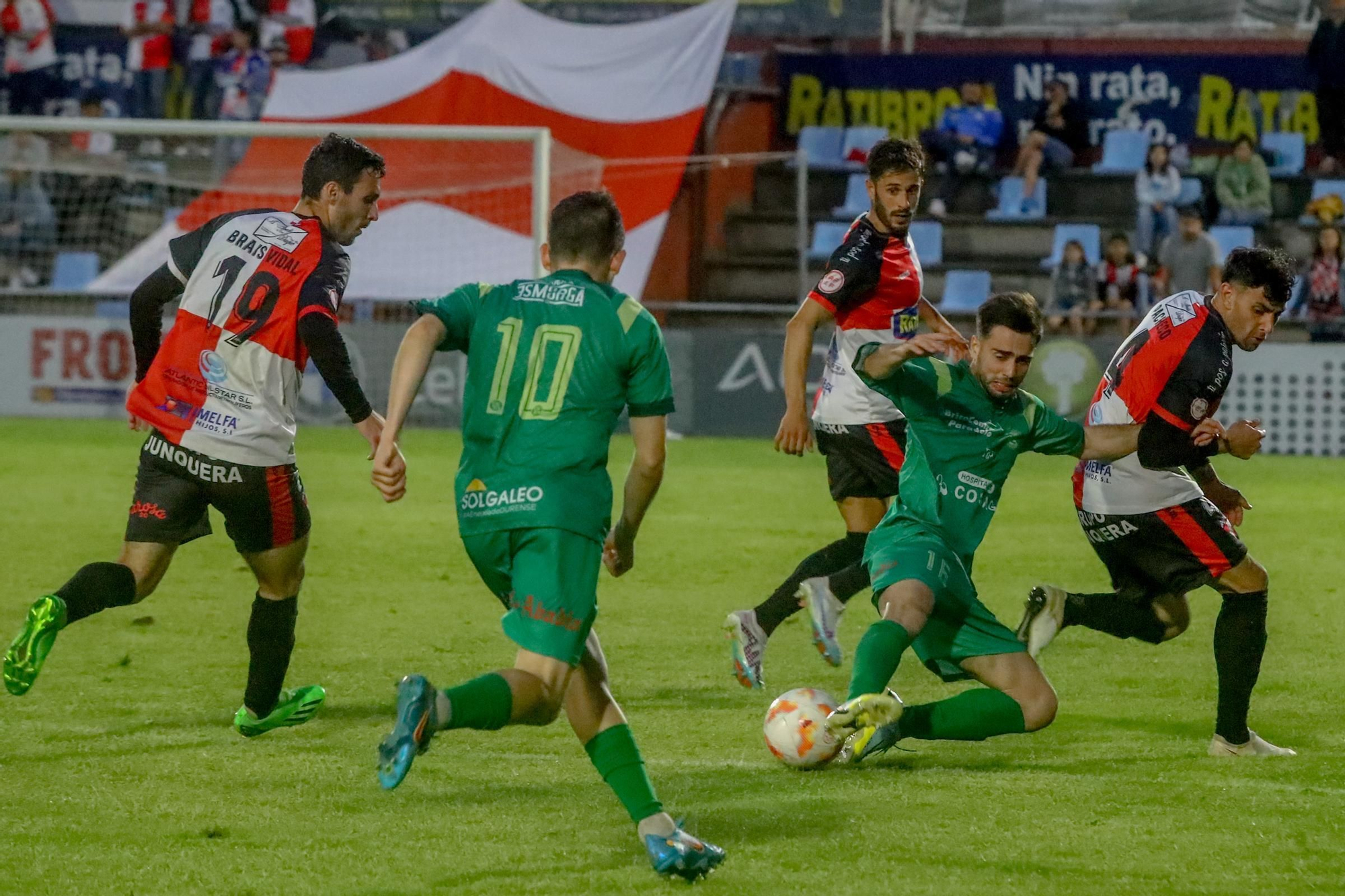 A Lomba vive una fiesta del fútbol con final feliz para el Arosa ante la UD Ourense (3-0)