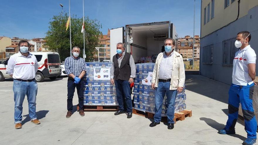 Representantes sindicales y de la cooperativa Gaza durante la entrega de la leche