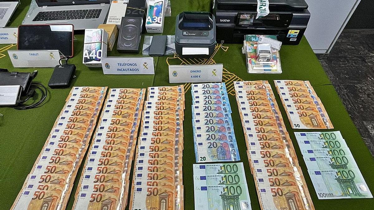 Material y dinero incautados a la red desmantelada en la “operación Cooper”.| Guardia Civil de Oviedo