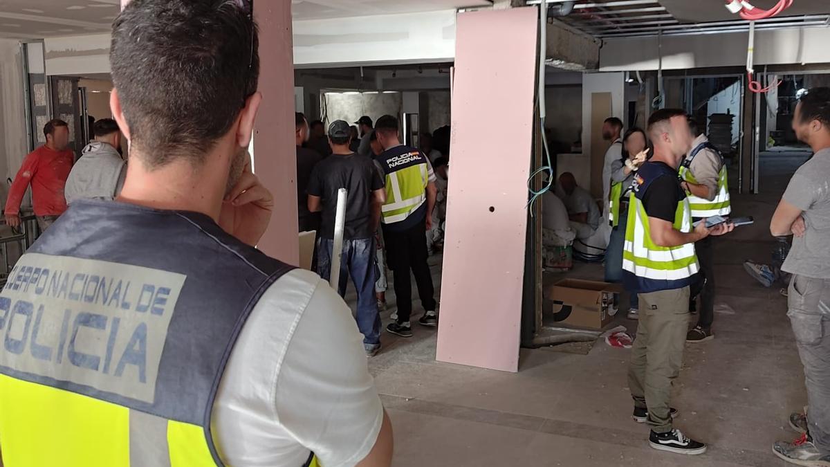 La Policía realizó la inspección en la reforma de un hotel en Palma