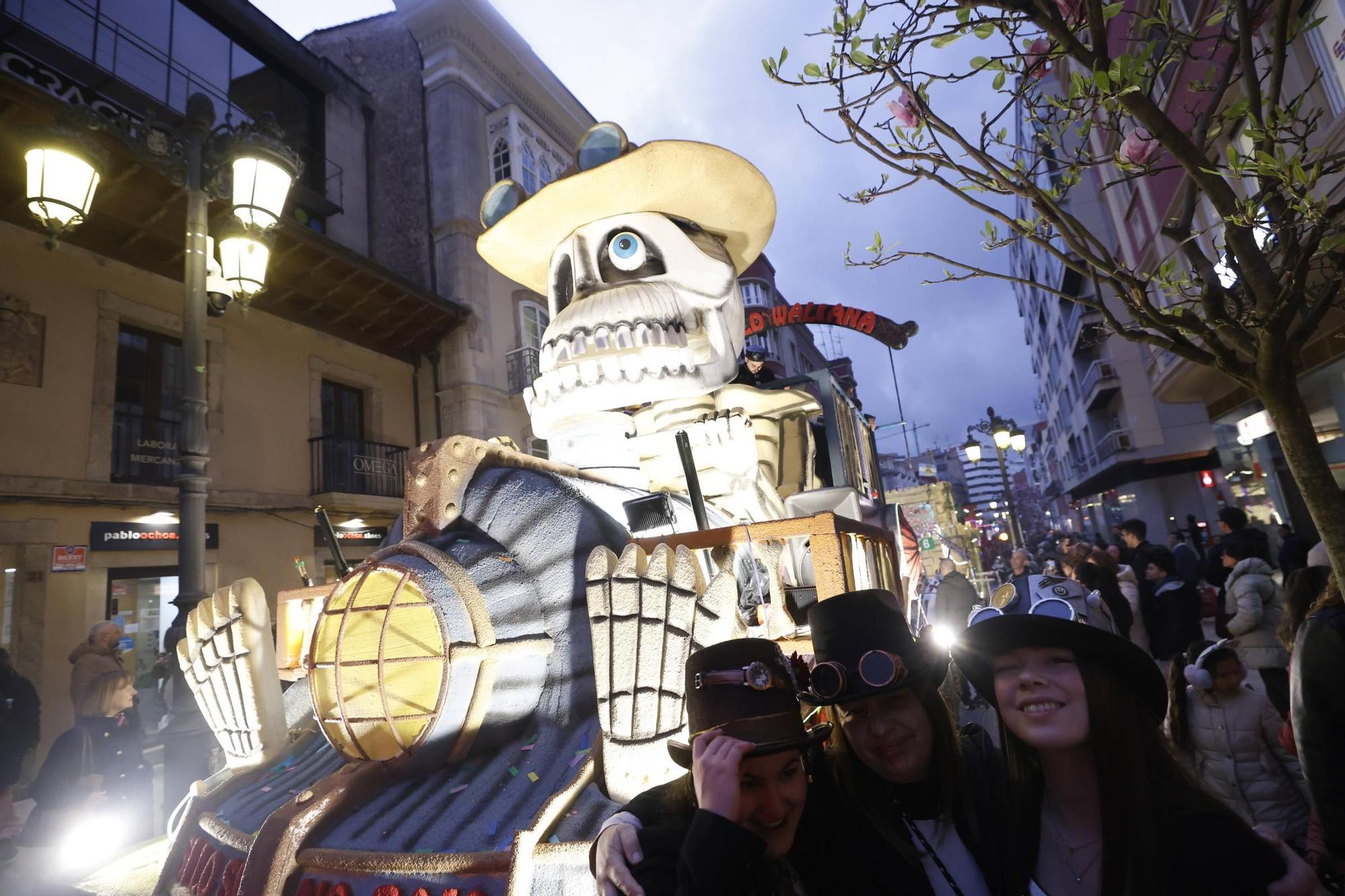 EN IMÁGENES: Así se ha vivido el multitudinario desfile de Antroxu de Avilés