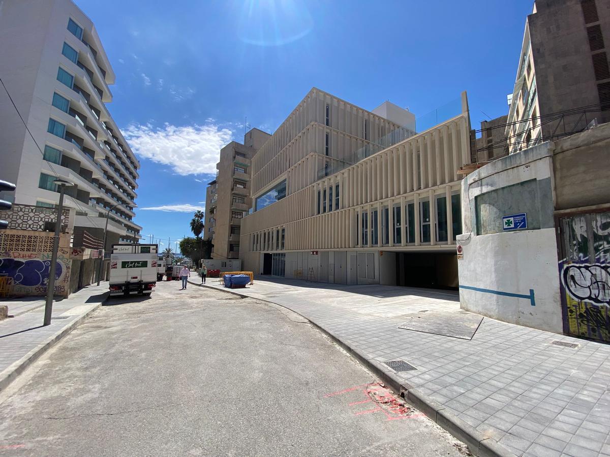 Imagen de la parte de la calle ya renovada, con las nuevas piscinas todavía cerradas