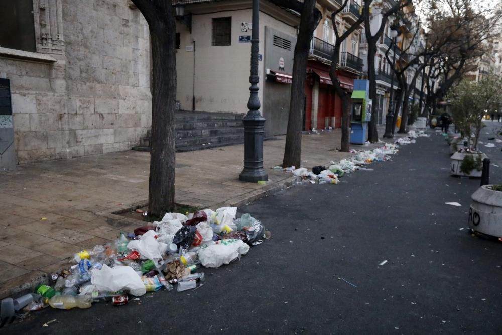 Orines y vandalismo en la Lonja tras una verbena