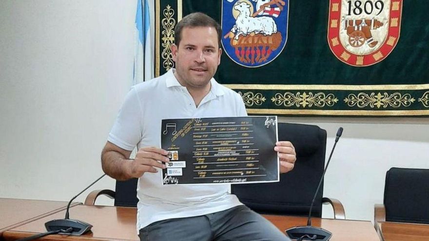 Jorge Cubela, mostrando el cartel del festival.