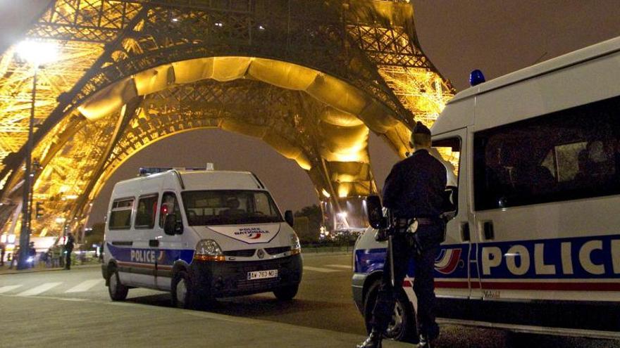 Policías frente a la Torre Eiffel en una imagen de archivo.