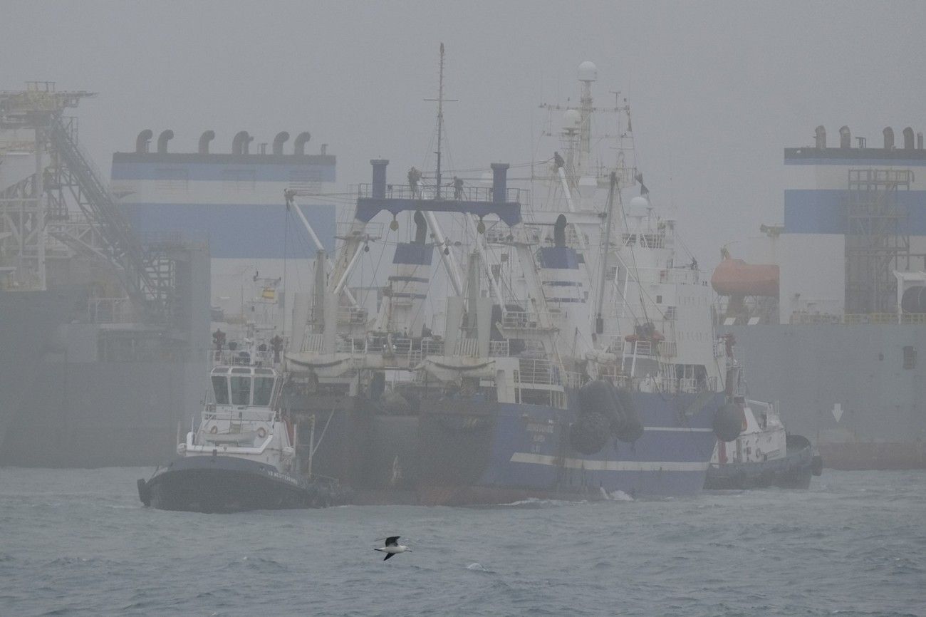 El fuerte viento golpea a una Canarias con calima