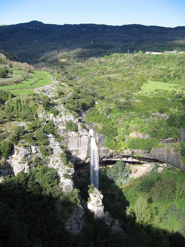 El salto de agua del molino de Bernat se encuentra en la confluencia entre el torrente de Gorgàs y el sot de Balà.