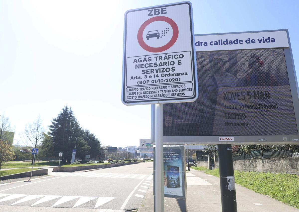 Señal que indica el inicio de la ZBE en la entrada a la ciudad por el estadio de Pasarón. | GUSTAVO SANTOS