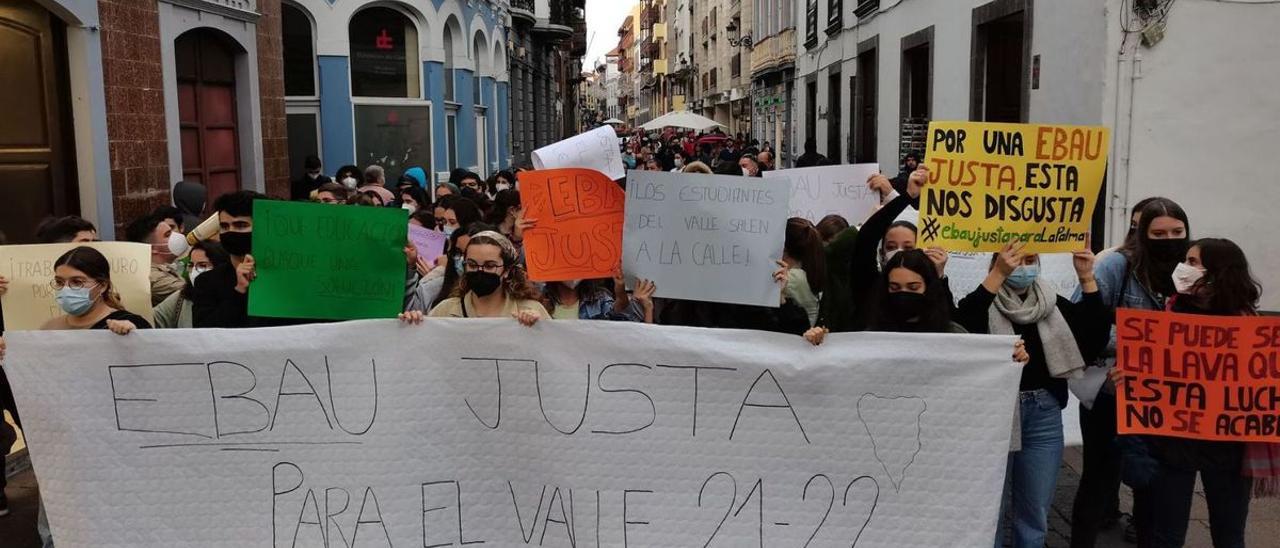 La cabecera de la manifestación recorre la Calle Real de la capital palmera.