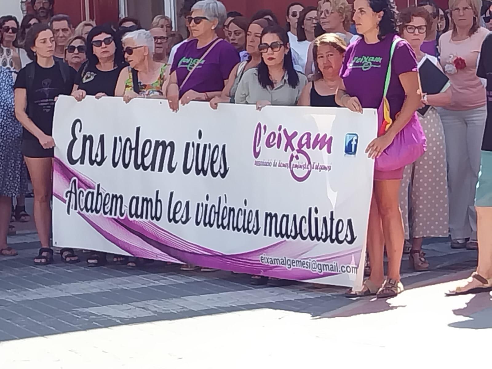 Así ha sido el minuto de silencio en Algemesí tras el doble crimen machista