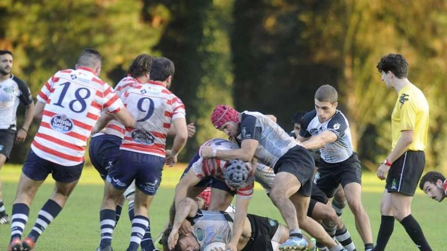 Un jugador del CRAT cae durante el partido del pasado sábado ante el Universidade de Vigo.