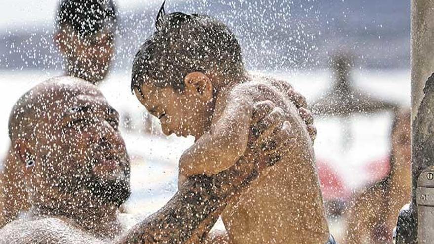 En días de intenso calor hay que evitar que los niños estén expuestos al sol en las horas centrales y hay que mantenerlos bien hidratados.