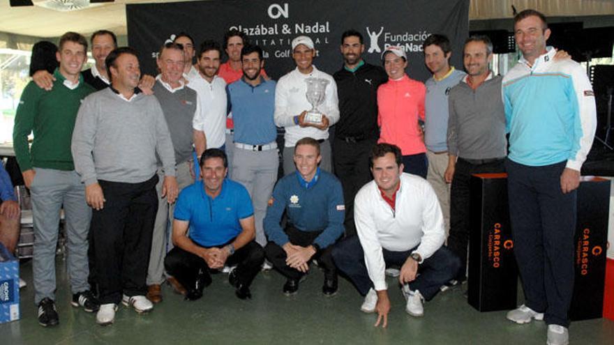 Rafa Nadal posa con su equipo -con Jiménez- y el trofeo de ganador del torneo.