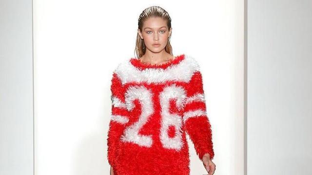 Gigi Hadid desfilando para Valentino en la Fashion Week de Paris, 2019.